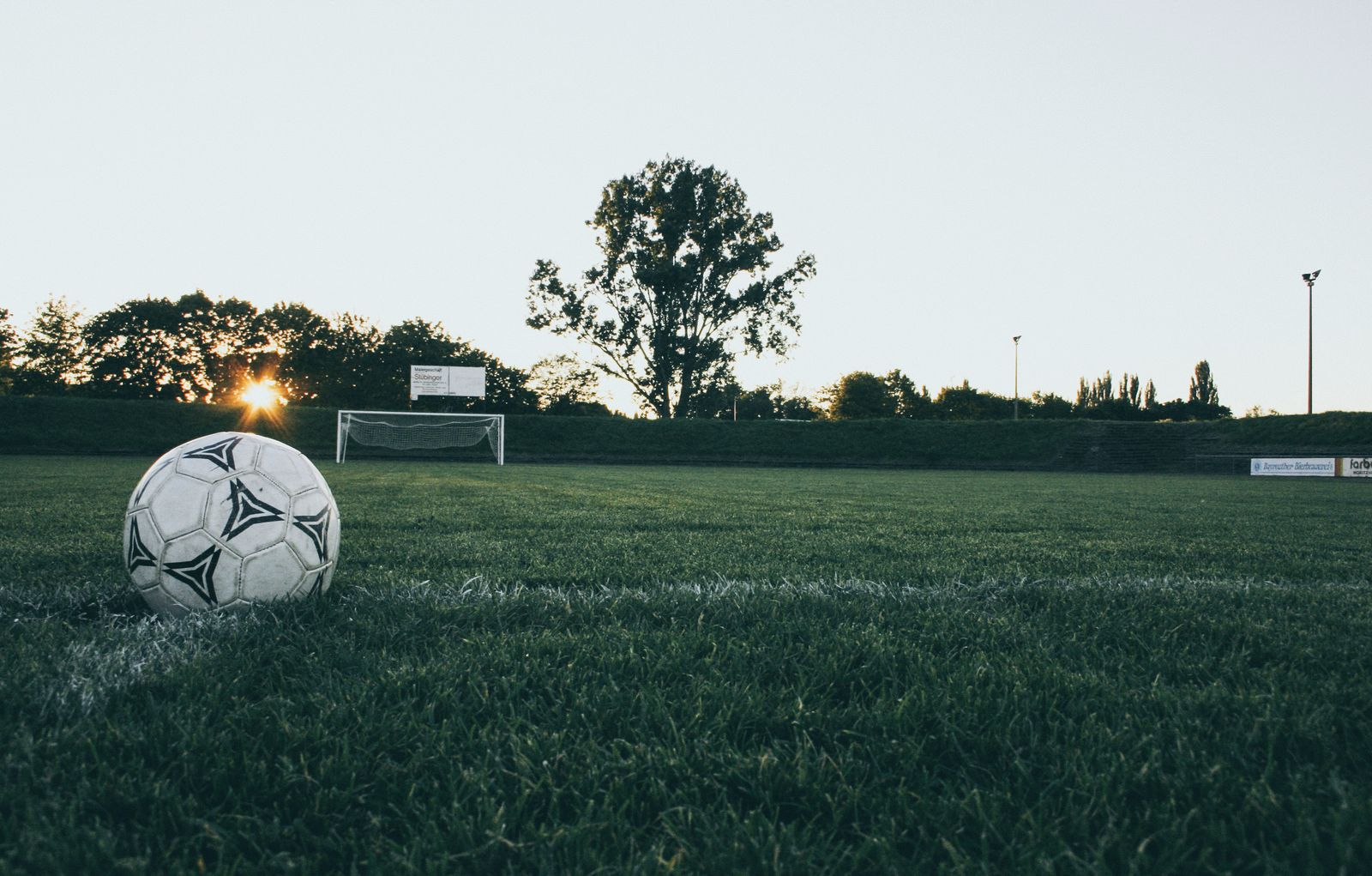بازیکنان فوتبال زنان در حال رقابت در یک مسابقه بین‌المللی